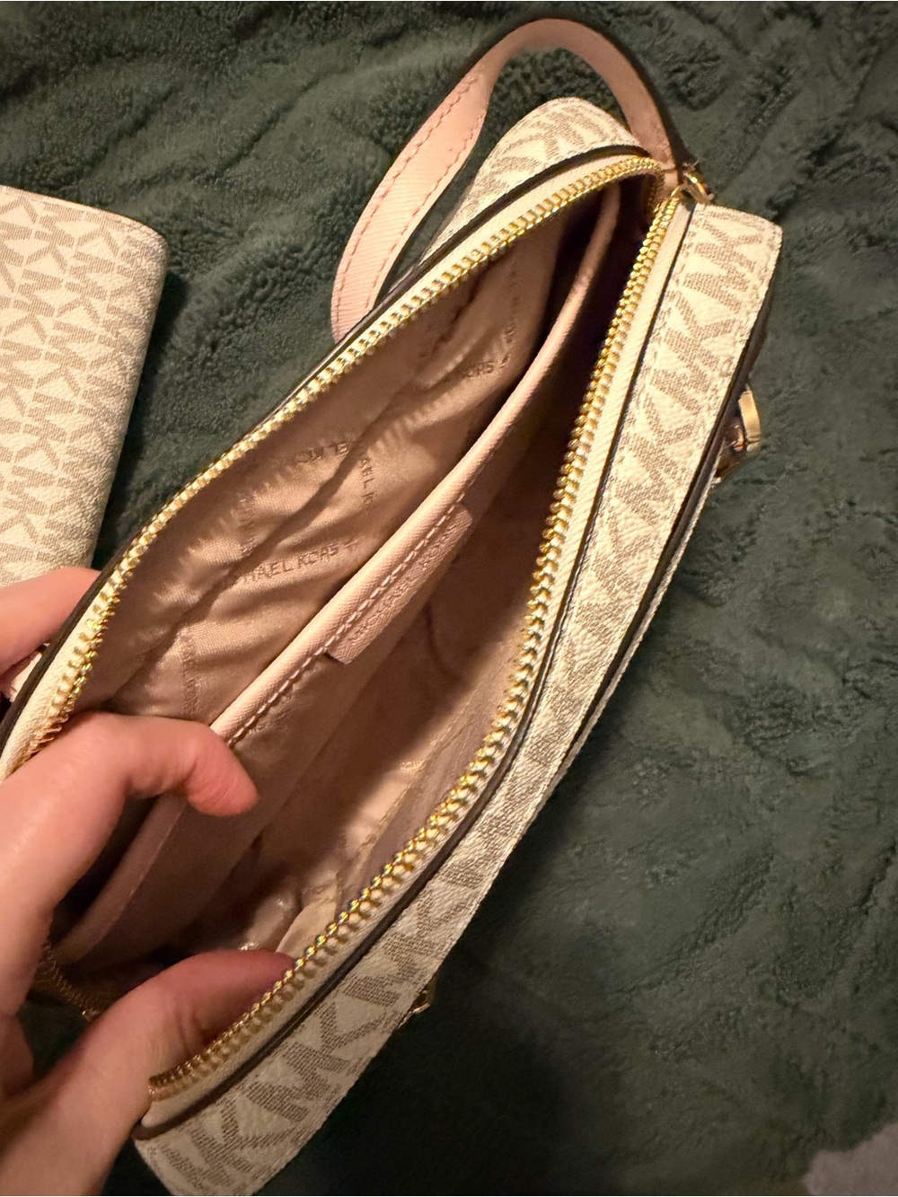 Michael Kors Beige Logo Shoulder Bag with Matching Wallet and Gold Hardware - Picture 4 of 4